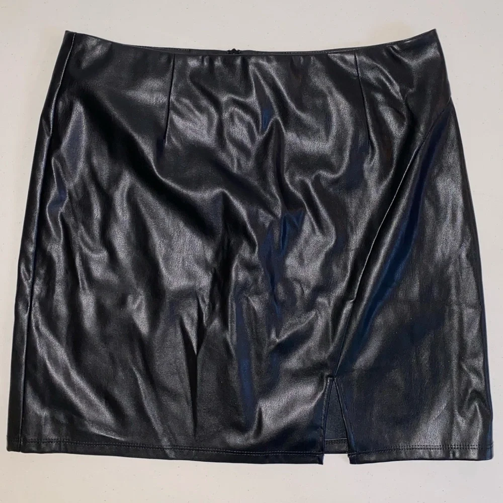 Black Leather Miniskirt - Picture 1 of 2